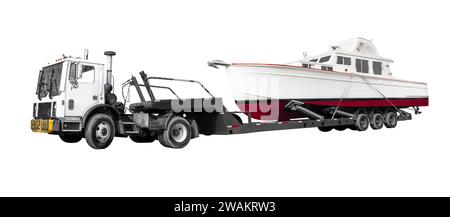 Truck Hauling a Boat: Un semirimorchio trasporta un piccolo yacht. Foto Stock