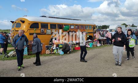 Stivali per auto Oldcotes e mercato domenicale, vicino a Worksop, Nottinghamshire. La gente passava in giro a guardare le bancarelle in una domenica mattina incantevole. Foto Stock