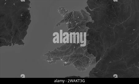 Galles - Gran Bretagna evidenziata su una mappa di elevazione in scala di grigi con laghi e fiumi Foto Stock