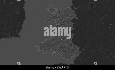 Galles - Gran Bretagna evidenziata su una mappa di elevazione Bilevel con laghi e fiumi Foto Stock