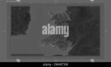 Galles - Gran Bretagna evidenziata su una mappa di elevazione in scala di grigi con mappa di laghi e fiumi con la capitale del paese, griglia cartografica, distanza Foto Stock