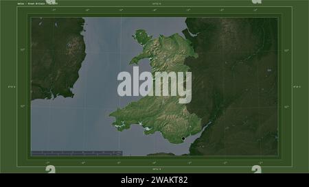 Galles - Gran Bretagna evidenziata su una mappa di elevazione color pale con mappa di laghi e fiumi con la capitale del paese, griglia cartografica, dista Foto Stock