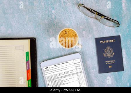 Imposta sul periodo dichiarazione di imposta sul reddito degli Stati Uniti modulo 1065, compilazione del modulo online, passaporto americano Foto Stock