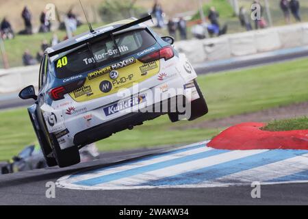 Aron Taylor-Smith Jumping BTCC Vauxhall Astra al Knockhill Circuit Foto Stock