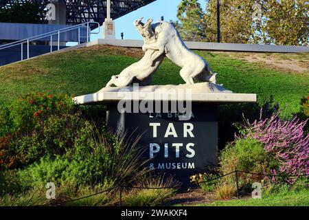 Los Angeles, California: LA BREA TAR PITS and Museum, uno dei siti di scavo fossili più famosi al mondo situato al 5801 di Wilshire Blvd Foto Stock