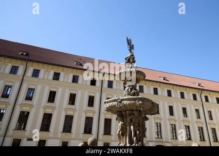 Fontana nel terzo cortile del Castello di Praga Foto Stock