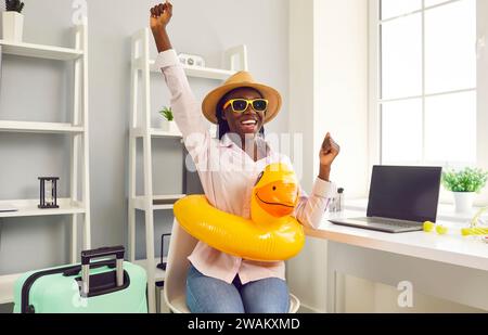 Lavoratrice in ufficio felice che termina tutte le scadenze e va in vacanza estiva in mare. Foto Stock