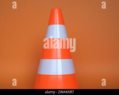 tre coni stradali per contrassegnare i lavori stradali o il segnale stradale  temporaneo di ostruzione Foto stock - Alamy