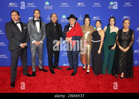 William Belleau, Tatanka Means, Talee Redcorn, Yancey Redcorn, Janae Collins, Jillian Dion, cara Jade Myers e Tantoo Cardinal partecipano al 35 ° annuale Palm Springs International Film Awards al Palm Springs Convention Center il 4 gennaio 2024 a Palm Springs, California. Foto: Crash/imageSPACE Foto Stock