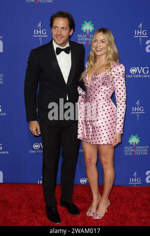 Margot Robbie e Tom Ackerley partecipano al 35 ° annuale Palm Springs International Film Awards al Palm Springs Convention Center il 4 gennaio 2024 a Palm Springs, California. Foto: Crash/imageSPACE/Sipa USA credito: SIPA USA/Alamy Live News Foto Stock