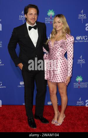 Margot Robbie e Tom Ackerley partecipano al 35 ° annuale Palm Springs International Film Awards al Palm Springs Convention Center il 4 gennaio 2024 a Palm Springs, California. Foto: Crash/imageSPACE/Sipa USA credito: SIPA USA/Alamy Live News Foto Stock