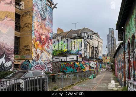 Londra, Regno Unito, 23 maggio 2023: Brick Lane, Shoreditch. Vecchie case dipinte da artisti Foto Stock