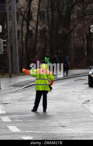 Symbolbild: Ein Polizist, in Regenmantel, leitet den Verkehr um. Die Fahrzeuge aus Richtung Hauptbahnhof kommend müssen aufgrund einer Veranstaltung, Unfall, Versammlung oder Demonstation an der Kreuzung unterhalb des Rathenauplatzes a Nürnberg anbiegen. Nürnberg Altstadt - Saint Sebald Bayern Deutschland *** immagine simbolica Un agente di polizia con un impermeabile distrae i veicoli stradali provenienti dalla direzione della stazione ferroviaria principale devono spegnersi all'incrocio sotto Rathenauplatz a Norimberga a causa di un evento, incidente, riunione o dimostrazione del centro storico di Norimberga, San Sebald, Baviera G. Foto Stock