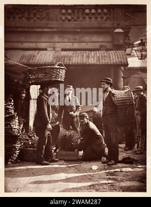 Street Life a Londra, Covent Garden Labourers. 1877, John Thomson. Foto Stock