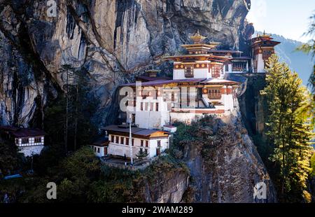 Paro Taktsang (o Monastero di Taktsang Palphug o Nido della Tigre), un sito sacro di scogliera buddista dell'Himalaya Vajrayana, alta valle di Paro, Bhutan Foto Stock