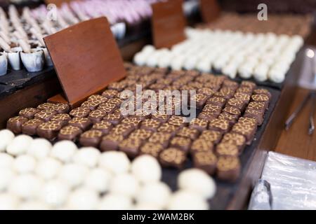 cioccolatini fatti a mano in ciotole di legno Foto Stock