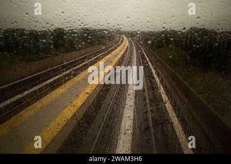 Vista dalla finestra del treno aereo che si avvicina all'aeroporto JFK in un giorno di pioggia Foto Stock