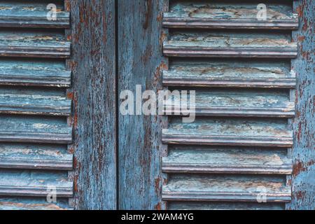 Primo piano di vecchie persiane in legno di colore blu chiaro, stile vintage, sfondo, carta da parati Foto Stock