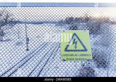 Meteo stagionale, binari ferroviari sullo stambanan di Södra, a sud di Mjölby, Svezia. Foto Stock