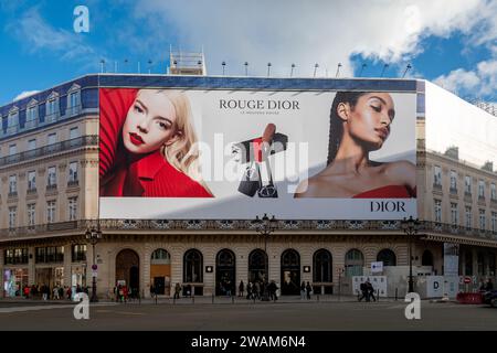 Cartellone pubblicitario per il nuovo rossetto Rouge Dior di Dior che copre le impalcature dei lavori di restauro sulla facciata di un edificio parigino Foto Stock