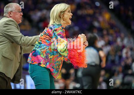 Baton Rouge, LOUISIANA, USA. 4 gennaio 2024. L'allenatore della LSU Kim Mulkey incoraggia i suoi giocatori durante le partite di pallacanestro femminili NCAA tra i Missouri Tigers e i LSU Tigers al Pete Maravich Assembly Center di Baton Rouge, LOUISIANA. Jonathan Mailhes/CSM/Alamy Live News Foto Stock