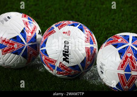 5 gennaio 2024; Gtech Community Stadium, Brentford, Londra, Inghilterra; fa Cup Third Round Football, Brentford contro Wolverhampton Wanderers; 2023/24 Mitre fa Cup ball sul campo all'interno del Gtech Community Stadium Foto Stock