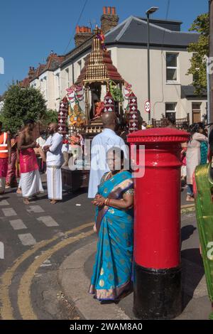 Le donne indù britanniche in abito tradizionale partecipano al Ratha indu Yatra Rathayatra o al Chariot Festival presso lo Shree Ghanapathy Temple nella periferia di Wimbledon. Londra Inghilterra 7 agosto 2022 Regno Unito HOMER SYKES Foto Stock