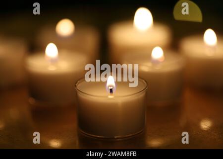 Vista ravvicinata delle candele a fuoco selettivo Foto Stock