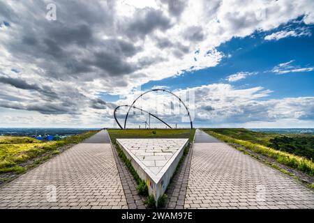 Osservatorio all'orizzonte moderno e sentiero circolare su Halde Hoheward a Herten, Germania. Il centro di osservazione è attraversato da due semi archi che rappresentano il Foto Stock