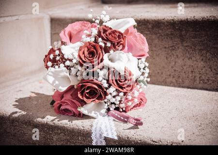 Bouquet nuziale con rose rosse, rosa e bianche e callas bianche, spazio copia Foto Stock