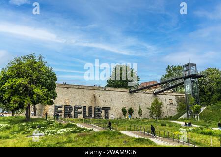 Erfurt, Germania - 20 maggio 2023: La scritta della città di Erfurt in Germania in lettere maiuscole grandi e piene di piante. Copia spazio. Foto Stock