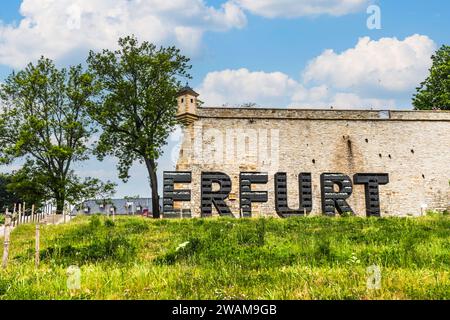 Erfurt, Germania - 20 maggio 2023: La scritta della città di Erfurt in Germania in lettere maiuscole grandi e piene di piante Foto Stock