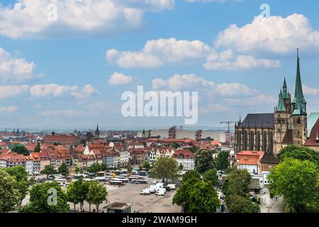 Erfurt, Germania - 20 maggio 2023: Vista panoramica di Erfurt in Germania con il Duomo e la Cattedrale di Santa Maria. Copia spazio. Foto Stock