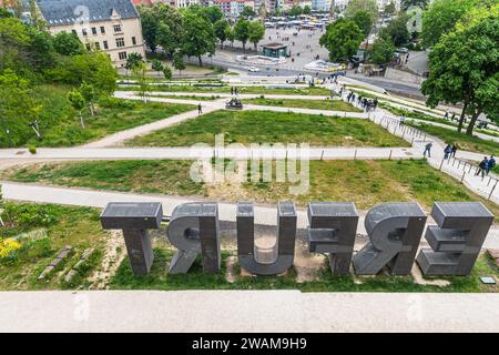 Erfurt, Germania - 20 maggio 2023: La scritta della città di Erfurt in Germania in grandi lettere maiuscole, vista da dietro fino al Domplatz. Foto Stock