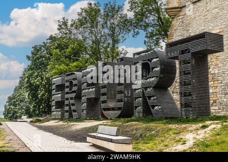 Erfurt, Germania - 20 maggio 2023: La scritta della città di Erfurt in Germania in lettere maiuscole grandi e piene di piante Foto Stock