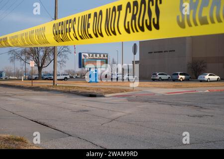 Perry, Iowa, USA. 5 gennaio 2024. L'edificio combinato della scuola superiore e della scuola media. Una sparatoria a scuola ieri ha causato la morte di una vittima di sesta elementare dell'aggressione. L'assassino, uno studente della scuola, è morto per un apparente colpo d'arma da fuoco autoinflitto. Altri cinque, compreso il preside della scuola, sono rimasti feriti. Perry, popolazione 7900, si trova nella contea di Dallas, a circa 40 miglia a nord-ovest di Des Moines. (Immagine di credito: © Fritz Nordengren/ZUMA Press Wire) SOLO USO EDITORIALE! Non per USO commerciale! Crediti: ZUMA Press, Inc./Alamy Live News Foto Stock