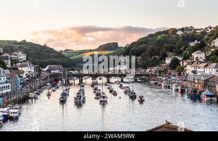 Looe, Cornovaglia, Regno Unito - 14 agosto 2023: La pittoresca cittadina costiera di Looe, illuminata da una splendida luce notturna Foto Stock