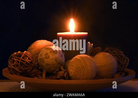 Calda luce di candela in camera buia con elementi decorativi accoglienti Foto Stock