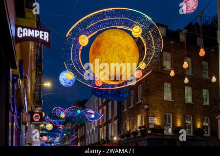 Londra, Regno Unito - 10 dicembre 2023, Carnaby Street Christmas Decorations di quest'anno sono una raccolta dei migliori articoli degli ultimi 25 anni e incorporano ele Foto Stock