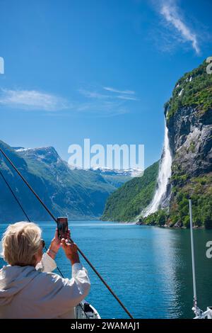 Geirangerfjord, Norvegia, 26 giugno 2023: La cascata delle sette Sorelle prende il nome dai sette ruscelli separati, il più alto misura 250 metri. A Foto Stock