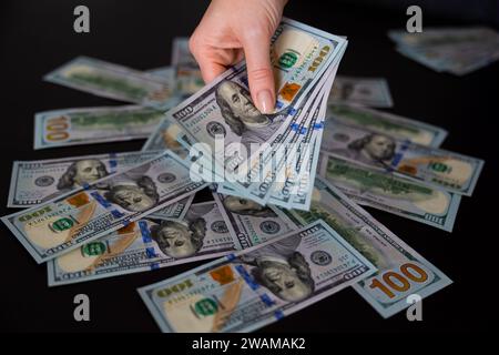 Fan delle banconote di carta dollari mani femminili dollari di fondo cassa banconote Foto Stock