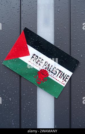 PALESTINA LIBERA - Aufkleber in den Farben der palästinensischen Flagge - Rote Faust - Wandbotschaft - Gaza-Konflikt - Humanitäre Lage im Gazastreifen - Berlino, Deutschland, DEU, GER, 14.11.2023 - Berlin-Mitte: Politischer protesta im öffentlichen Raum für Palästina. Mattina 7. Oktober 2023 überfiel die islamistische Terror-Organisation Hamas den Staat Israele. Die Hamas ist eine palästinensische, National-islamistische Organisation mit dem Ziel der Zerstörung Israels und strebt die Errichtung eines islamischen Gottesstaates Palästina an. Die palästinensische Flagge ist Die Flagge der Palästinensischen Foto Stock