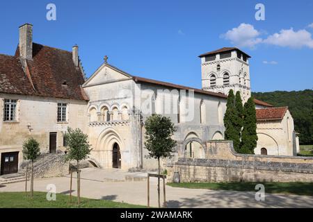 L'abbazia di Notre-Dame de Chancelade in stile romanico e la sua chiesa abbaziale si trovano a Chancelade, vicino a Périgueux nel Périgord Blanc. La costruzione di t Foto Stock