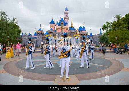 Band che si esibisce di fronte al castello della bella addormentata al Disneyland Park di Anaheim, California, USA. Foto Stock