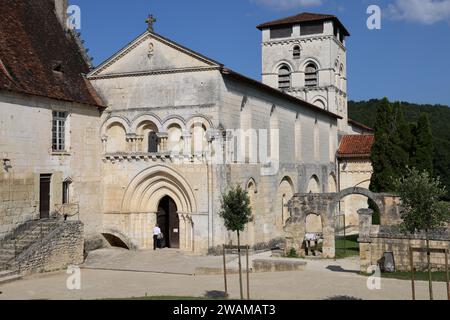 L'abbazia di Notre-Dame de Chancelade in stile romanico e la sua chiesa abbaziale si trovano a Chancelade, vicino a Périgueux nel Périgord Blanc. La costruzione di t Foto Stock