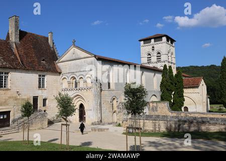 L'abbazia di Notre-Dame de Chancelade in stile romanico e la sua chiesa abbaziale si trovano a Chancelade, vicino a Périgueux nel Périgord Blanc. La costruzione di t Foto Stock