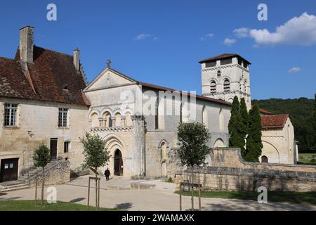 L'abbazia di Notre-Dame de Chancelade in stile romanico e la sua chiesa abbaziale si trovano a Chancelade, vicino a Périgueux nel Périgord Blanc. La costruzione di t Foto Stock