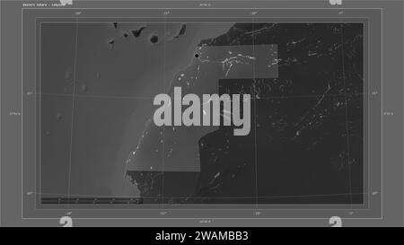 Sahara occidentale evidenziato su una mappa di elevazione in scala di grigi con mappa di laghi e fiumi con il punto di capitale del paese, griglia cartografica, scala di distanza Foto Stock