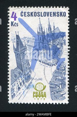 CECOSLOVACCHIA - CIRCA 1976: Il francobollo stampato dalla Cecoslovacchia mostra l'emblema di Praga 1978, la sagoma dell'aereo e il municipio della città vecchia sulla piazza della città vecchia, intorno al 19 Foto Stock