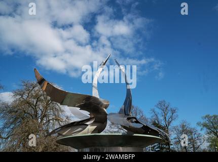 Cigni in metallo scolpiti in cima alla Swan Fountain, Bancroft Gardens, Stratford-upon-Avon, Warwickshire Foto Stock